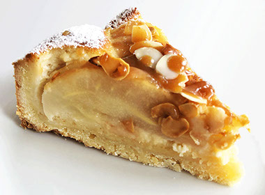 Birne im Marzipan Bett Anschnitt