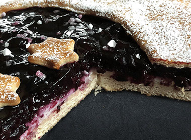 Vlaai – luftiger Hefeteig mit Lorbeer-Heidelbeerkompott Anschnitt